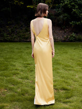 Asymmetrisches, rückenfreies, langes Kleid mit Rüschen